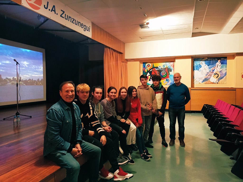 ZunzuneguiBHI's tweet photo. Pasa den ostiralean gure 1. batxiko ikalseek @inakizabaleta idazle entzutetsuarekin izan zuten saioa. #ZunzuGara #Neupebai #Euskara https://t.co/lGQPuSZjho