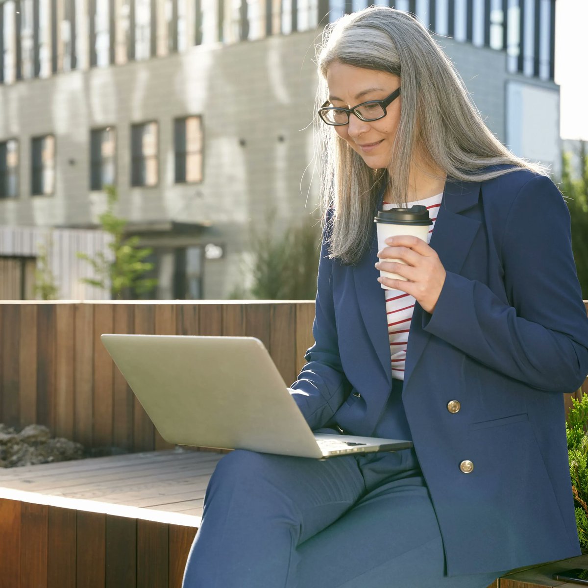 Rocket50Go's tweet photo. Jobs you can do at 50+? Many famous people started their careers later in life: 🚀 Samuel L. Jackson🚀 Julia Child🚀 Mark Twain🚀 Grandma Moses🚀 Colonel Sanders. Read our article to learn more: A guide to finding jobs at 50&amp;above https://t.co/WhbSY23Baf 
#career #ageism https://t.co/yEKeYyBUg1