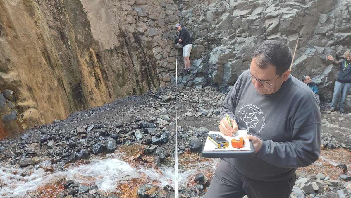 IGME1849's tweet photo. 😊El proyecto #IVRIPARC ‘Impactos, vulnerabilidad y resiliencia de la Geodiversidad y el Patrimonio Geológico ante el Cambio Global en los Parques Nacionales Canarios’, sigue en marcha👉en La Caldera de Taburiente.+https://t.co/qX337kCA8q #IGME_CSIC #ULL #ULPGC #UNED #UCM #URJC https://t.co/n28iHRpkqx