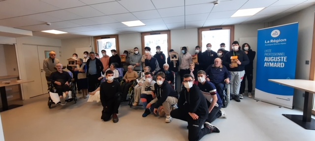 AymardLp's tweet photo. ... Un moment de partage intergénérationnel, initié afin de trouver des financements pour le voyage à Paris. Un grand merci à la Région d'avoir soutenu ce projet et  d'avoir œuvré pour sa réalisation!
Merci pour l'accueil chaleureux des résidents et personnels de l'EHPAD! https://t.co/81UKTuIKSN
