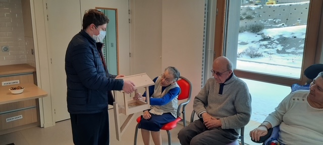 AymardLp's tweet photo. ... Un moment de partage intergénérationnel, initié afin de trouver des financements pour le voyage à Paris. Un grand merci à la Région d'avoir soutenu ce projet et  d'avoir œuvré pour sa réalisation!
Merci pour l'accueil chaleureux des résidents et personnels de l'EHPAD! https://t.co/81UKTuIKSN
