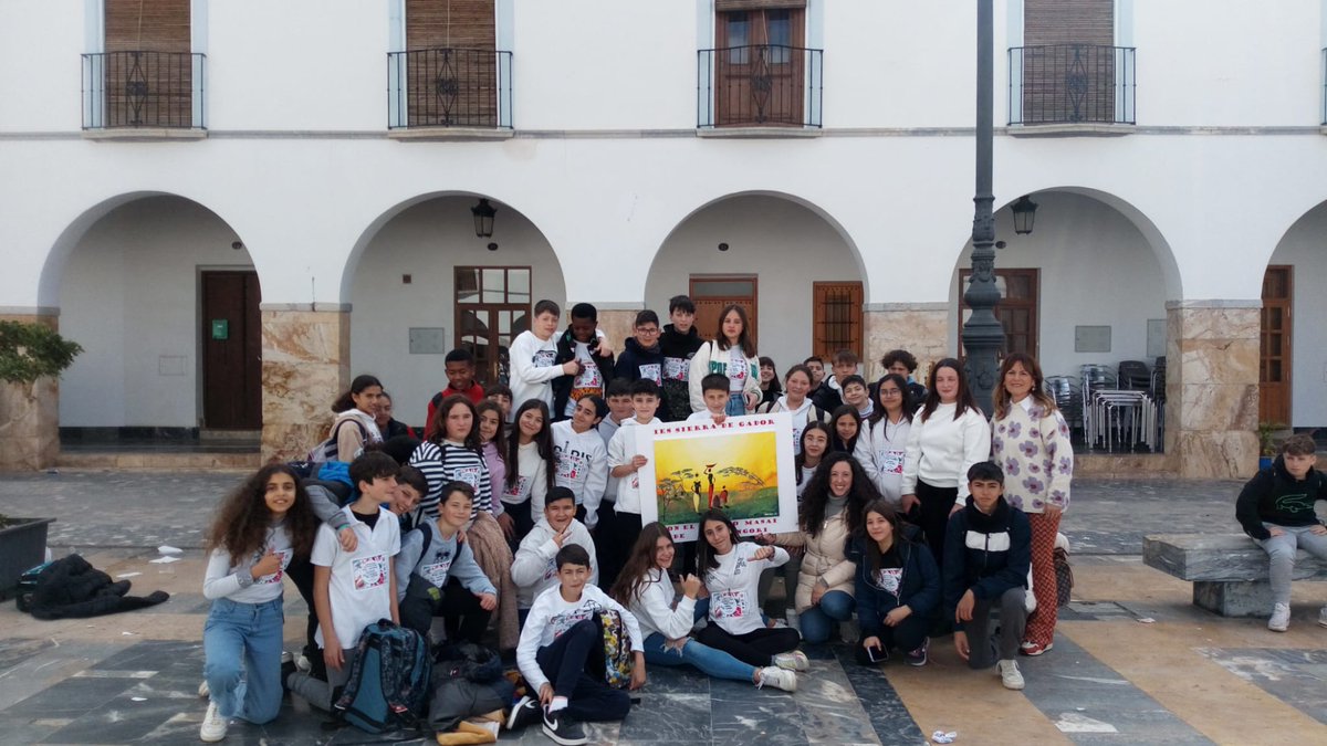 iesierradegador's tweet photo. Nuestro alumnado de 1º ESO ha participado hoy de la maratón de baile por Tanzania en la Plaza Porticada de Berja. Gracias a tod@s por vuestra colaboración, en especial a profes acompañantes y a Valle Fernández (2º ESO B), por su magn��fico cartel.
#DiaEscolarDeLaNoViolenciaYLaPaz https://t.co/4MuMdFNPsP