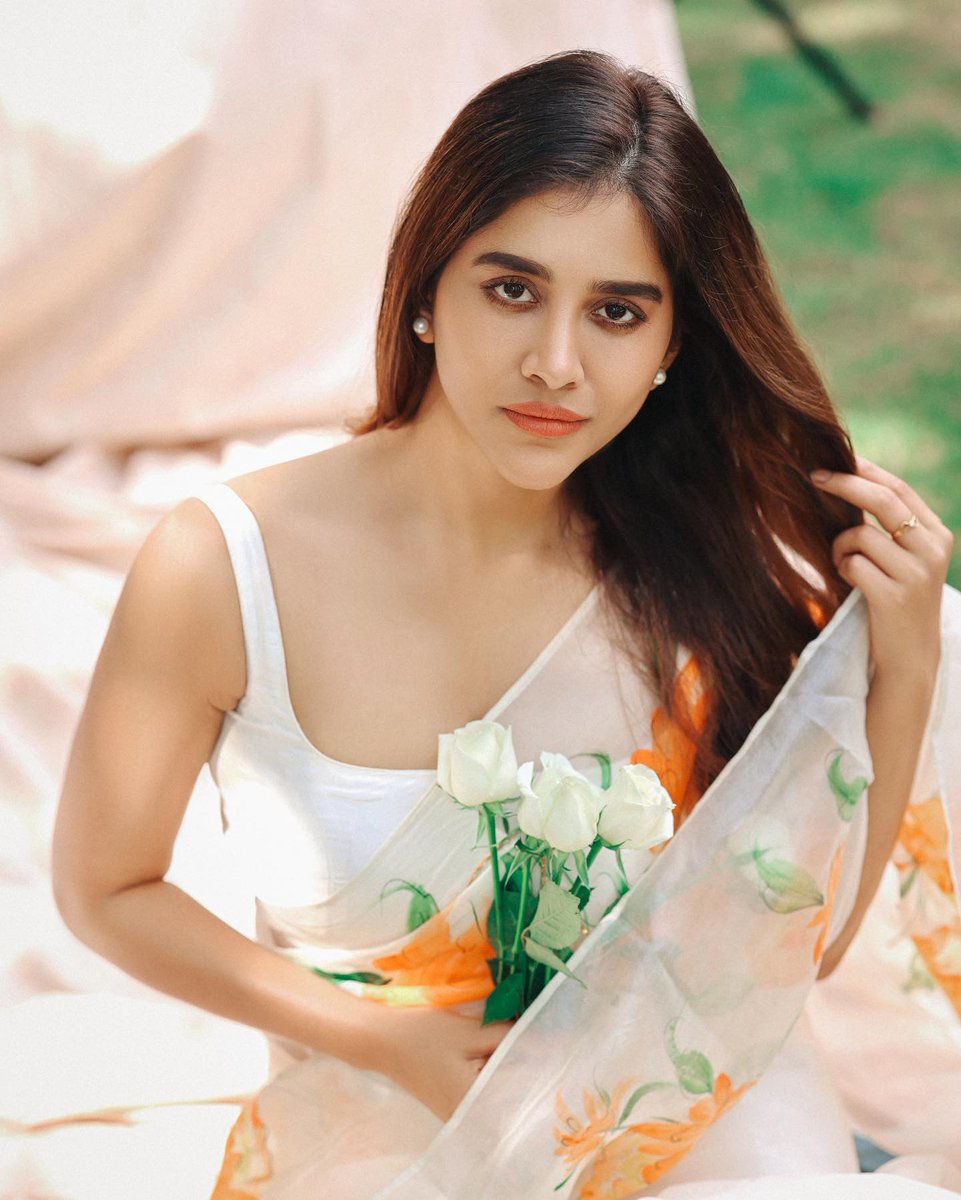 TeluguTrack's tweet photo. Gorgeous @NabhaNatesh 😍😘
#NabhaNatesh https://t.co/sCsEwIdHli