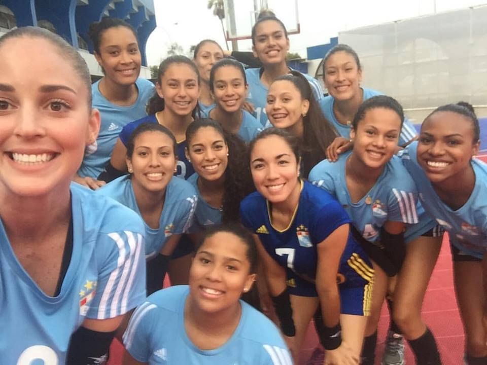dalbertsc's tweet photo. Un buen recuerdo de #SportingCristal voley en Enero del 2016. El Bonilla fue escenario de grandes actuaciones de la #RazaMatadora q tenía buen equipo por esos años. Ojalá vuelva SC a la #LNSV. @susan_egoavil @rafacamet @AlmeidaShiamara, Mabel Olemar, Karla Ortiz, etc @dalbertsc https://t.co/82ZTugBkdc