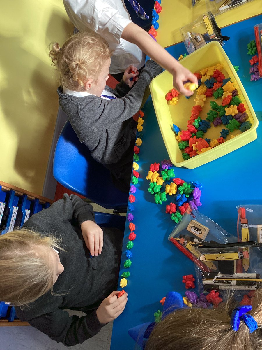 SAB_B28's tweet image. Today, Year 1 used different objects to measure the length and height of things around the classroom. We even had some creative children measure the length of their school shoes! #practicalmaths
