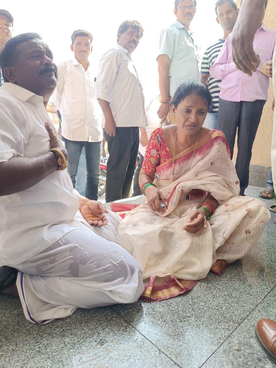 RSPraveenSwaero's tweet photo. ⁦@BRSparty⁩ ఎమ్మెల్యేల దౌర్జన్యాలకు తట్టుకోలేదు సర్పంచులు కలెక్టరేట్ల ముందు ఆత్మహత్యాయత్నాలు చేస్తున్నరు! ఇవి తెలిసినవి, కానీ కనుపించని వీళ్ల వైట్ కాలర్ దౌర్జన్యాలకు లెక్క జమ లేదు. వీళ్లను ఈ సారి ఇంటికి సాగనంపాల్సిందే. https://t.co/glEdSizw4N