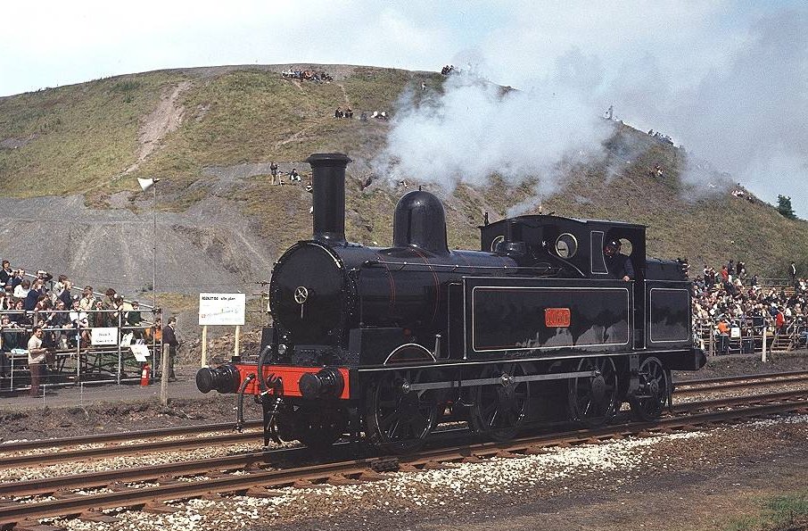 lmsseraphim's tweet image. If Noah can be anything than an E2 it would be an LNWR Webb Coal Tank
Seriously look at this locomotive
It's so beautiful 🥺✨
