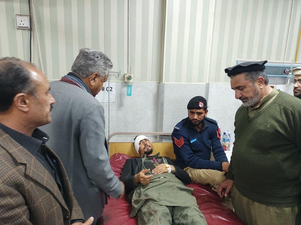 PresidentPPPDir's tweet photo. لیڈی ریڈنگ ہسپتال پشاور
پشاور پولیس لائن میں خودکشی دھماکہ
سابق صوبائی صدر خیبرپختونخوا نجم الدین خان کالیڈی ریڈنگ ہسپتال پشاور میں خودکش دھماکہ میں زخمی مریضوں کی عیادت کررہے ہیں 
سابق صوبائی صدر کے ہمراہ،صاحبزادہ ثنااللہ سابق ایم پی اے اورغنی گل محسود بھی تھے ۔ https://t.co/T9D9LKSP5j