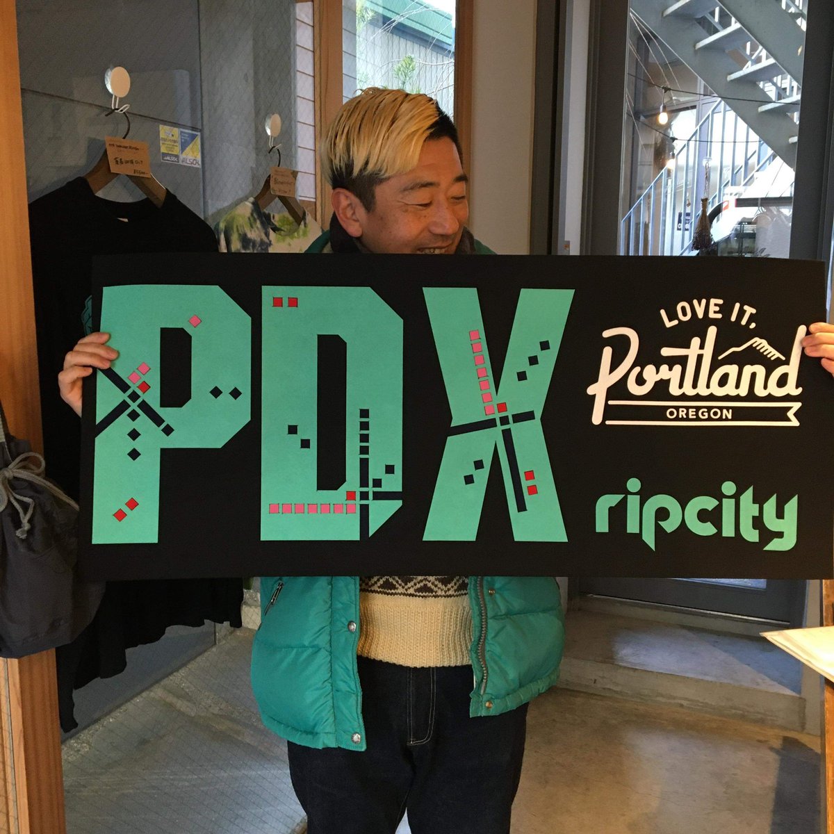 kobataku33's tweet image. MODA CENTER（ブレイザーズのホームアリーナ）へ持って行って掲げたら、大きなビジョンで映し出してくれそうなフラッグを作っていただきました❕

鰐部さん、ありがとうございます🥹🥹

#pdx
#ripcity
#modacenter 
#portlandtrailblazers 
#loveitportlandoregon