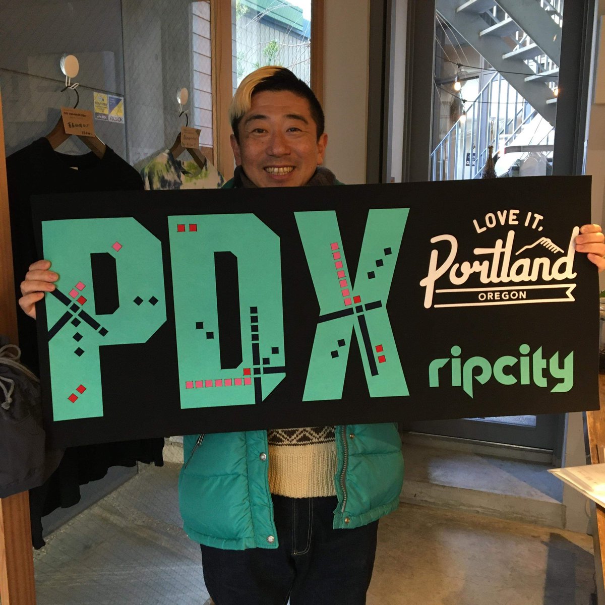 kobataku33's tweet image. MODA CENTER（ブレイザーズのホームアリーナ）へ持って行って掲げたら、大きなビジョンで映し出してくれそうなフラッグを作っていただきました❕

鰐部さん、ありがとうございます🥹🥹

#pdx
#ripcity
#modacenter 
#portlandtrailblazers 
#loveitportlandoregon