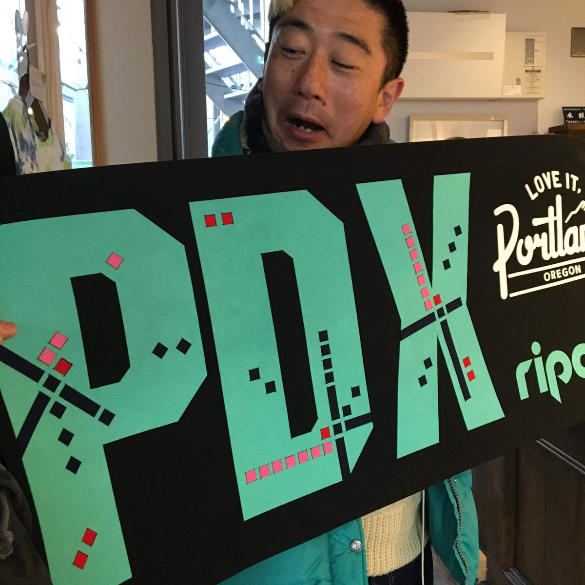 kobataku33's tweet image. MODA CENTER（ブレイザーズのホームアリーナ）へ持って行って掲げたら、大きなビジョンで映し出してくれそうなフラッグを作っていただきました❕

鰐部さん、ありがとうございます🥹🥹

#pdx
#ripcity
#modacenter 
#portlandtrailblazers 
#loveitportlandoregon