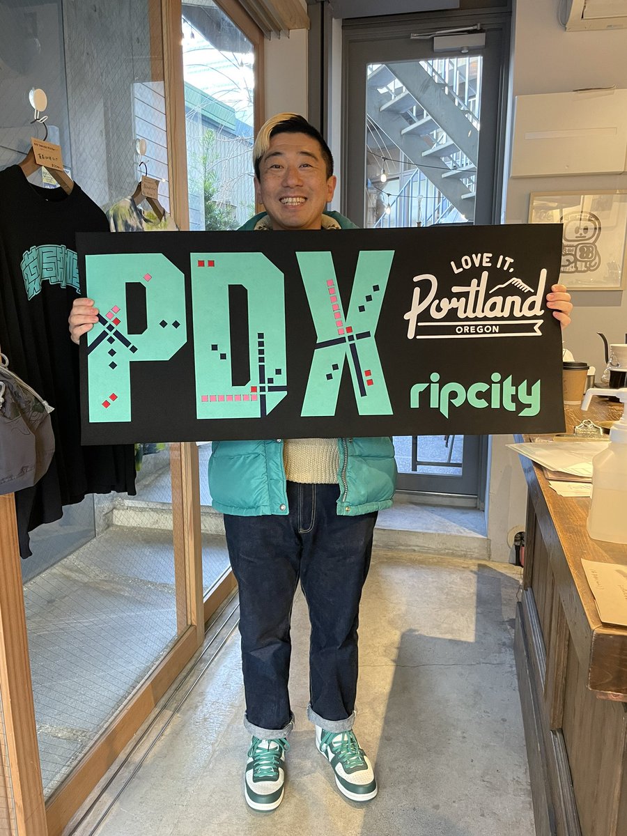 kobataku33's tweet image. MODA CENTER（ブレイザーズのホームアリーナ）へ持って行って掲げたら、大きなビジョンで映し出してくれそうなフラッグを作っていただきました❕

鰐部さん、ありがとうございます🥹🥹

#pdx
#ripcity
#modacenter 
#portlandtrailblazers 
#loveitportlandoregon