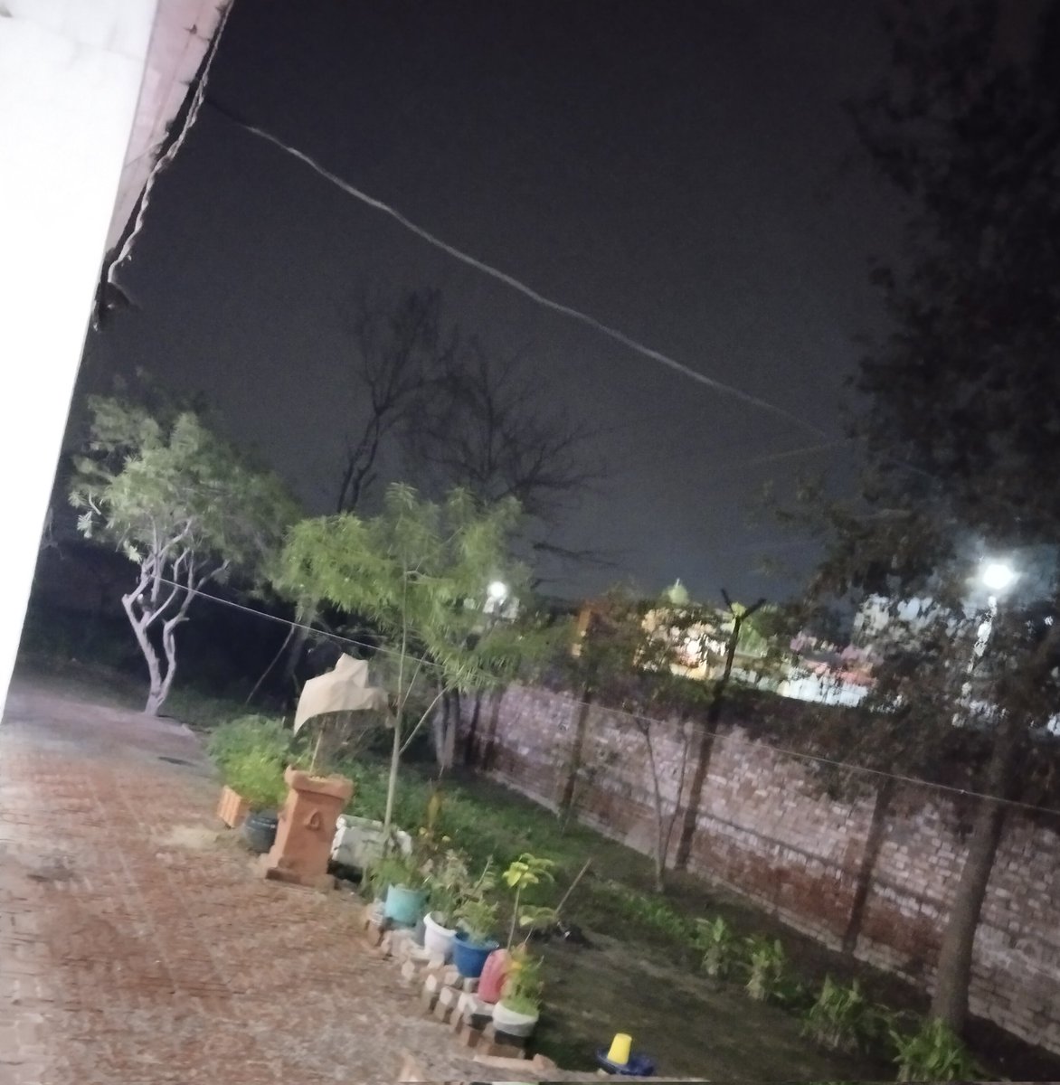 <a href="/Kilo_Bravo13/">K</a> 
जिंदगी यूं चलतीं रही
पता है
आज बारिश
नज़्म बज़्म सब भूल गए
बादल जो बड़ा शोर मचा रहे हैं
सोचा था कुछ लिखूं
शराब जो लड़ गई कड़कते बादलों से
,<a href="/tangosince74/">TGS Bedi</a>