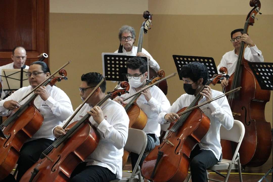 CulturaCampeche's tweet photo. ¡La #OSCAM nos hizo recordar al gran #JoséNarváez!
Para conmemorar el natalicio del compositor y poeta campechano, la Orquesta Sinfónica de Campeche presentó este fin de semana en #CasadelaMúsica un concierto didáctico con la ejecución de sus composiciones más reconocidas. https://t.co/KH6H6c9tfS