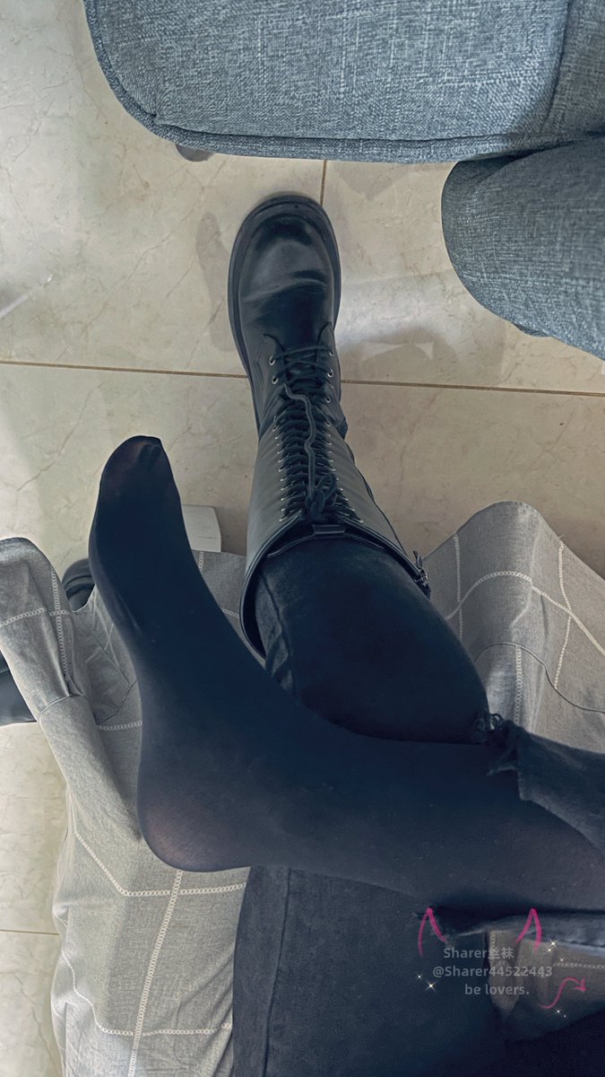 🎀升温了...👢有点捂脚了..图一的五颗小肉球想吃不?
#裤里丝 #黑丝脚 #原味丝袜 https://t.co/zwrYLsQHXz
