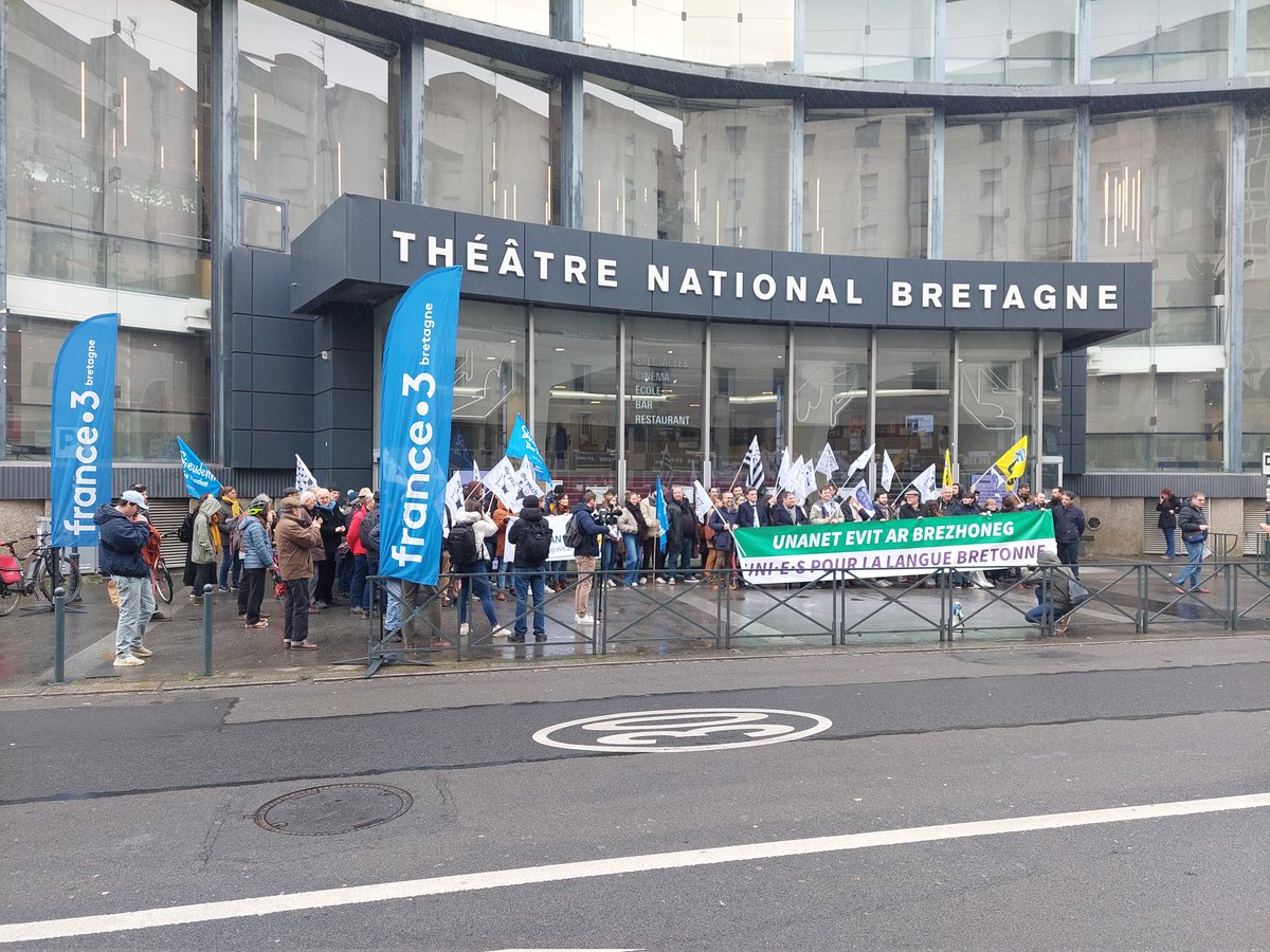 En em vodet omp da greisteiz e #Roazhon gant holl frammoù Unanet evit ar #brezhoneg (<a href="/Diwan/">Diwan</a> <a href="/DivYezhBreizh/">Div Yezh Breizh</a> <a href="/kelennomp/">Kelennomp!</a> <a href="/KevreBreizh/">Kevre Breizh</a> Divaskell) pa oa sañset dont <a href="/PapNdiaye/">Pap Ndiaye</a>. Afer hon eus respontoù ha mont war-raok evit diorren hor yezh ! #BZH #bzhg