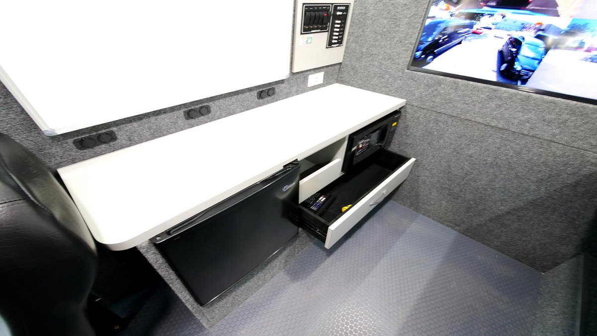 HQCustomDesign's tweet photo. This Mobile Command center is dispatched to provide onsite assistance in times of an emergency.  View more here: https://t.co/3k21np8qy2 
.
.
#customization #customvehiclebuild #custombuild #workonthego #remotework #commandcenter #mobileoffice #remotework #workfromanywhere https://t.co/MuMGtwn3LN