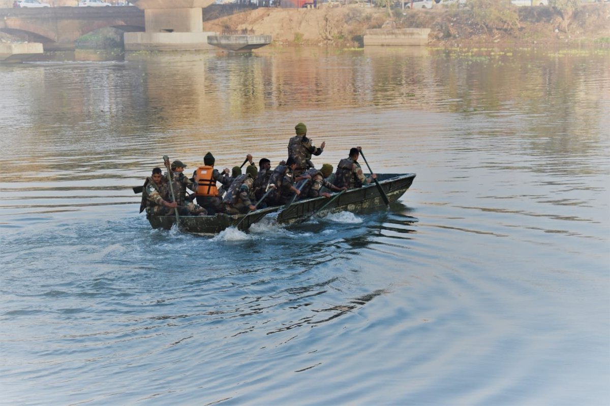 westerncomd_IA's tweet image. #VajraCorps
#PantherSappers carried out training to hone their #CombatEngineering skills in obstacle ridden terrain. #Bridging &amp;amp; #Watermanship was practiced to enhance combat potential and battlefield mobility.
#DefendersOfPunjab
#IndianArmy
@adgpi
@SpokespersonMoD