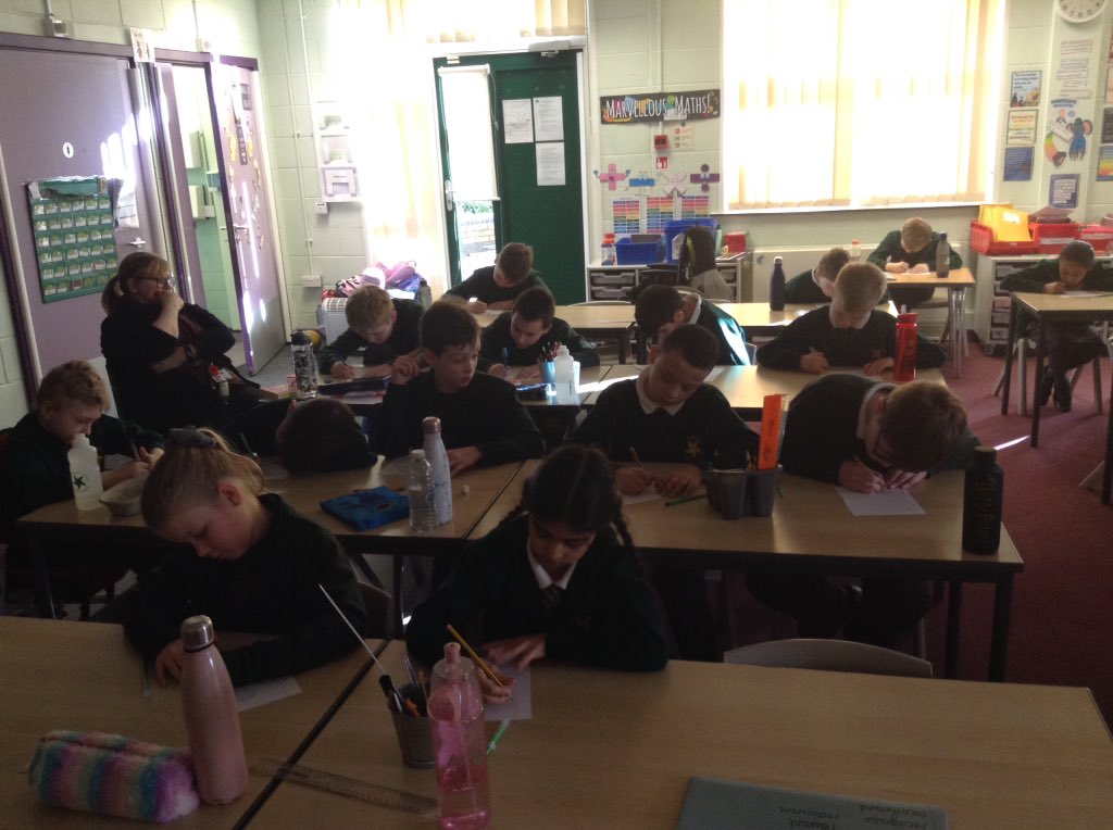 springwoodyear5's tweet image. Polly is talking about how doodling can help inspire and free your mind as a starting point before writing anything. We are having a go doodling while we listen. #swhenglish @crashspringwood @ReadingatLLP #swhvisitor