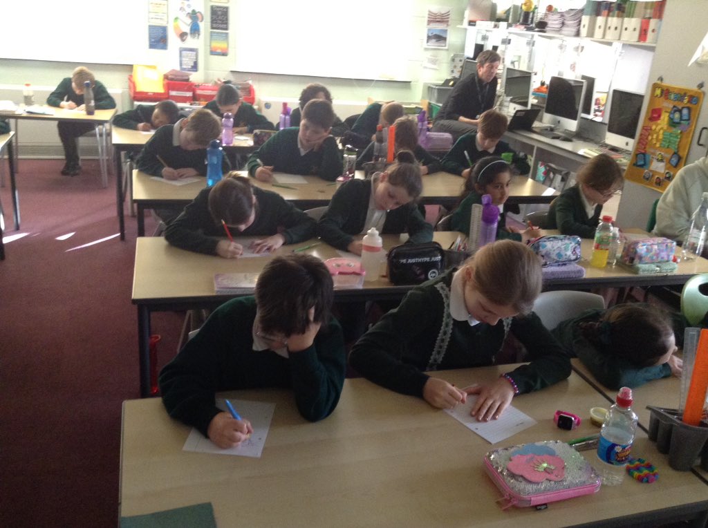 springwoodyear5's tweet image. Polly is talking about how doodling can help inspire and free your mind as a starting point before writing anything. We are having a go doodling while we listen. #swhenglish @crashspringwood @ReadingatLLP #swhvisitor