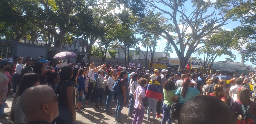 HecmarysV1209's tweet photo. #30Ener| Seguimos en la calle por la lucha de salarios dignos para todos.
Es necesario respuesta ya!
Nuestro educador Héctor Carrasco, Subsec. de organización acompañado de @JuanEspinoza_13 Sec. General AD Monagas y @yinhis Sec. General CEM Maturin .
#elmomentoesAhora https://t.co/uoCPD6JKhF