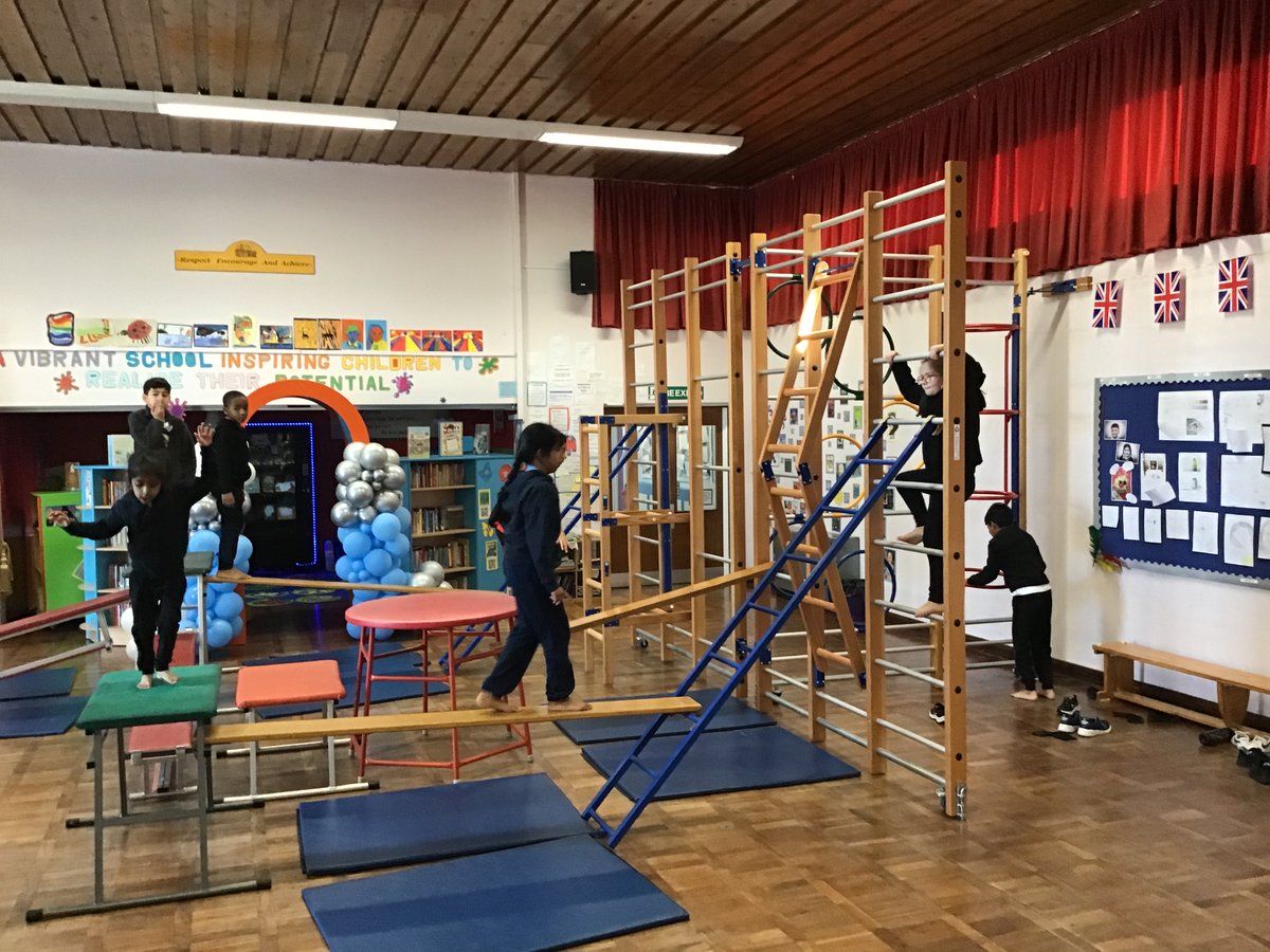 MrFreemanBH1's tweet photo. Year 2 are  enjoying  using the apparatus this afternoon.
Practising their balancing and climbing skills 🪜🧗🏻‍♀️
 #BusheyheathPE
#EnrichmentTeam https://t.co/JEl0G9HZv9