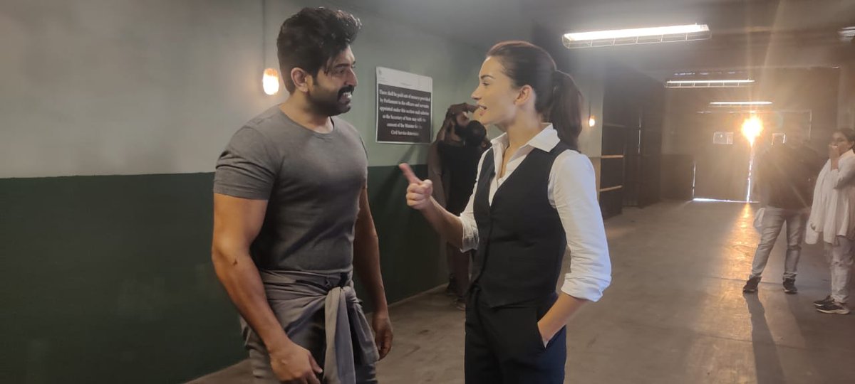 ArunAVFan's tweet photo. From the sets of #AchchamEnbadhuIllayae 👍

@arunvijayno1 @iamAmyJackson 

Directed by Vijay. 

#ArunVijay #AmyJackson https://t.co/pRGW7FQTEm