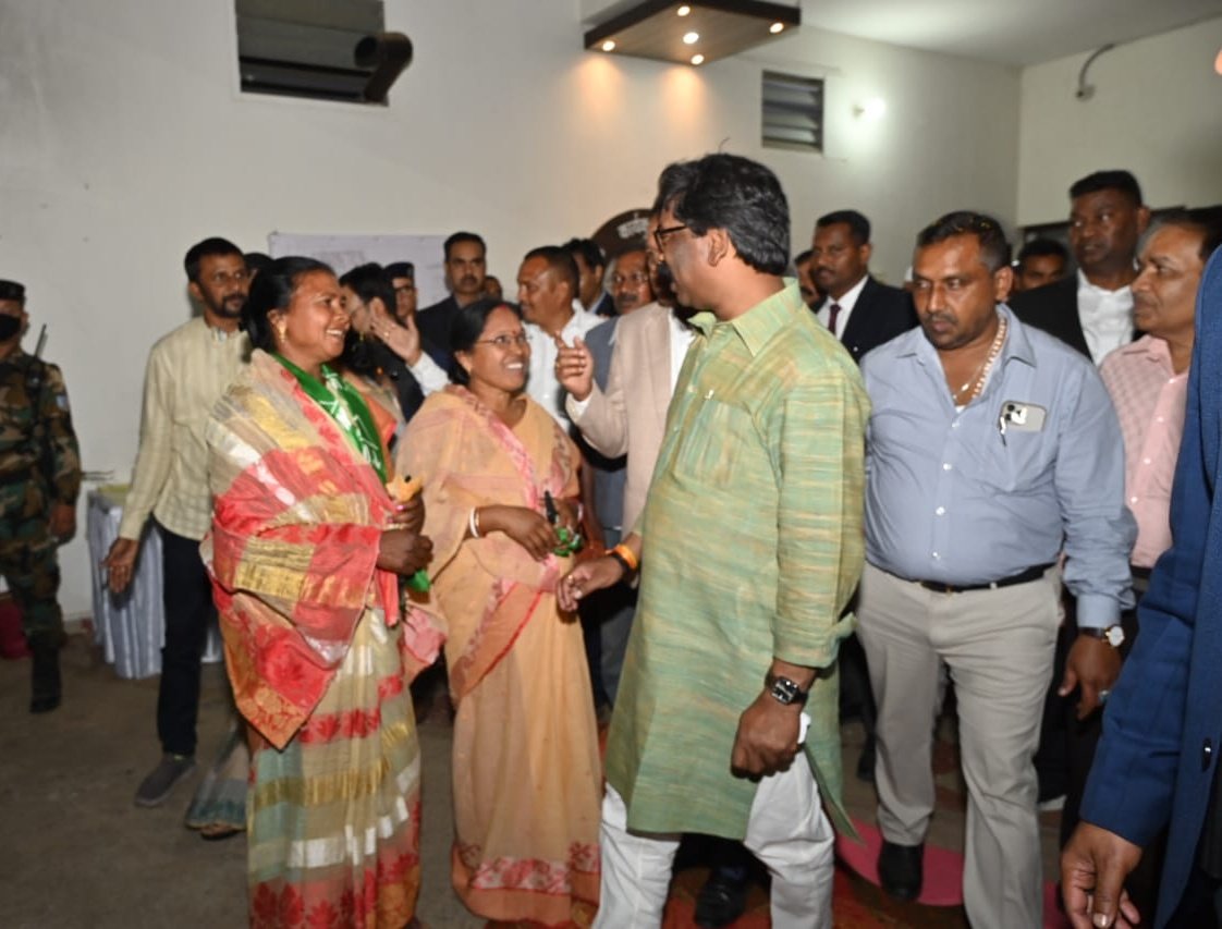 हेमंत सोरेन ने गम्हरिया के गंजिया में खरकई नदी पर बराज निर्माण कार्य का किया निरीक्षण Hemant Soren inspected the construction work of barrage on Kharkai river in Ganjia of Gamharia