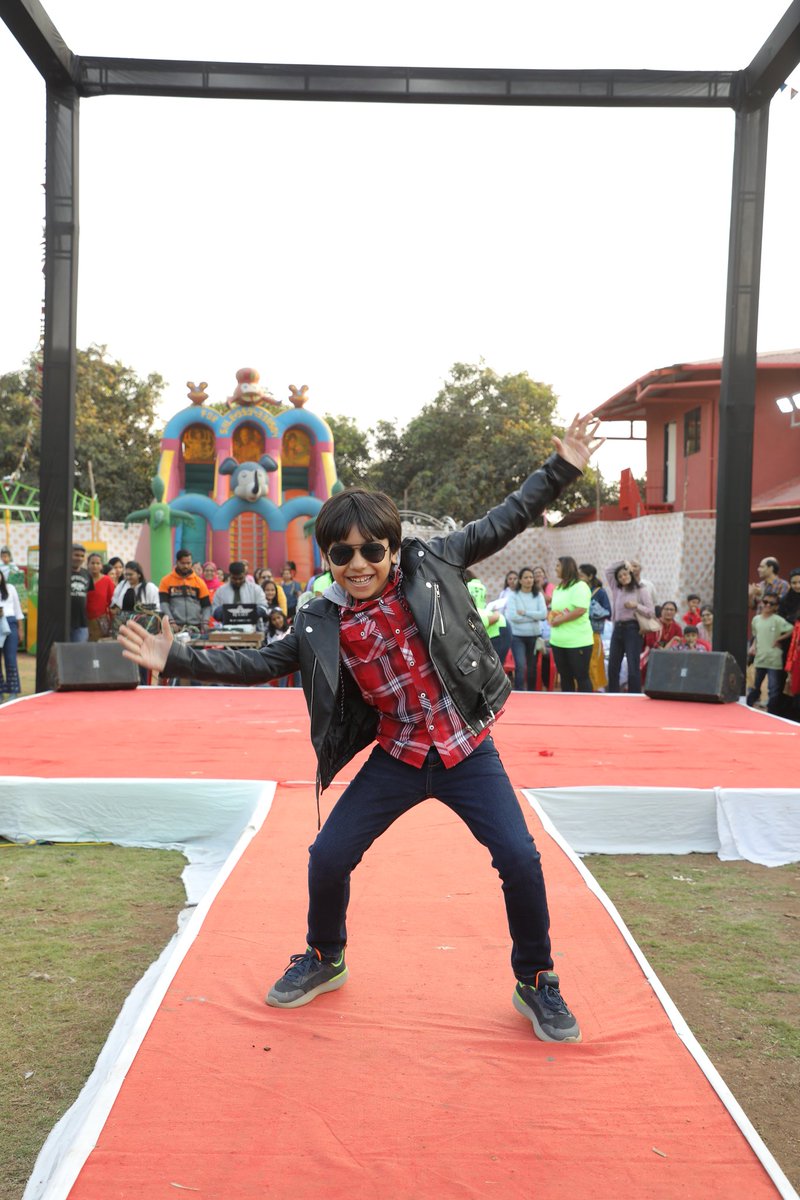 Rais_Khan77's tweet photo. #Pathaan fever among kids at school,my kid Rawaan at school fashion show walk,#ShahRukhKhan Sir signature pose was a sudden surprise,@iamsrk @deepikapadukone @VishalDadlani @Irshad_Kamil
#Pathaan500CroreEvent
#Pathaan500crWorldWide
#pathaanboxoffice #PathaanEvent #PathaanKiParty https://t.co/Xgl63YTcbD