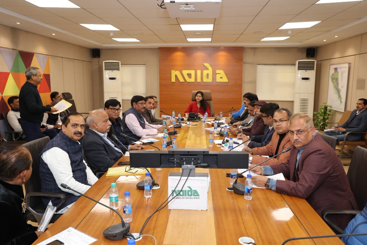 CeoNoida's tweet image. Held a meeting with the office bearers of RWA &amp;amp; DD RWA

Various problems regarding the repair of Parks/Green belts, Sewage treatment, Encroachment &amp;amp; Stray dogs were raised 

Issued directions to officers to address them within a month; Followup review to be held again in March
