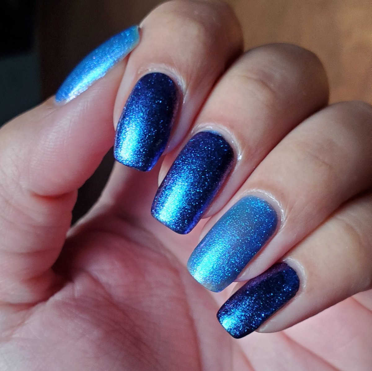 ColetteMSLP's tweet photo. This mani is deliciously shifty at different lighting angles! Did this live last night on Twitch with @Orlynails Serendipity over black Liquid Vinyl &amp; on its own for the accent nails. #orlyhopelessromantic #orlypr https://t.co/l4m2GT2IJe