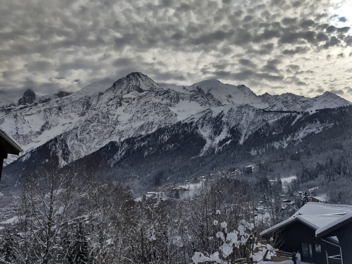 RicardAlert's tweet photo. In less than 24h, we already got a few breathtaking views from Les Houches as the light changes. It will be an inspiring week here @Softtobio2 to celebrate our colleague @JFJoanny! https://t.co/7SvOiiDjhZ