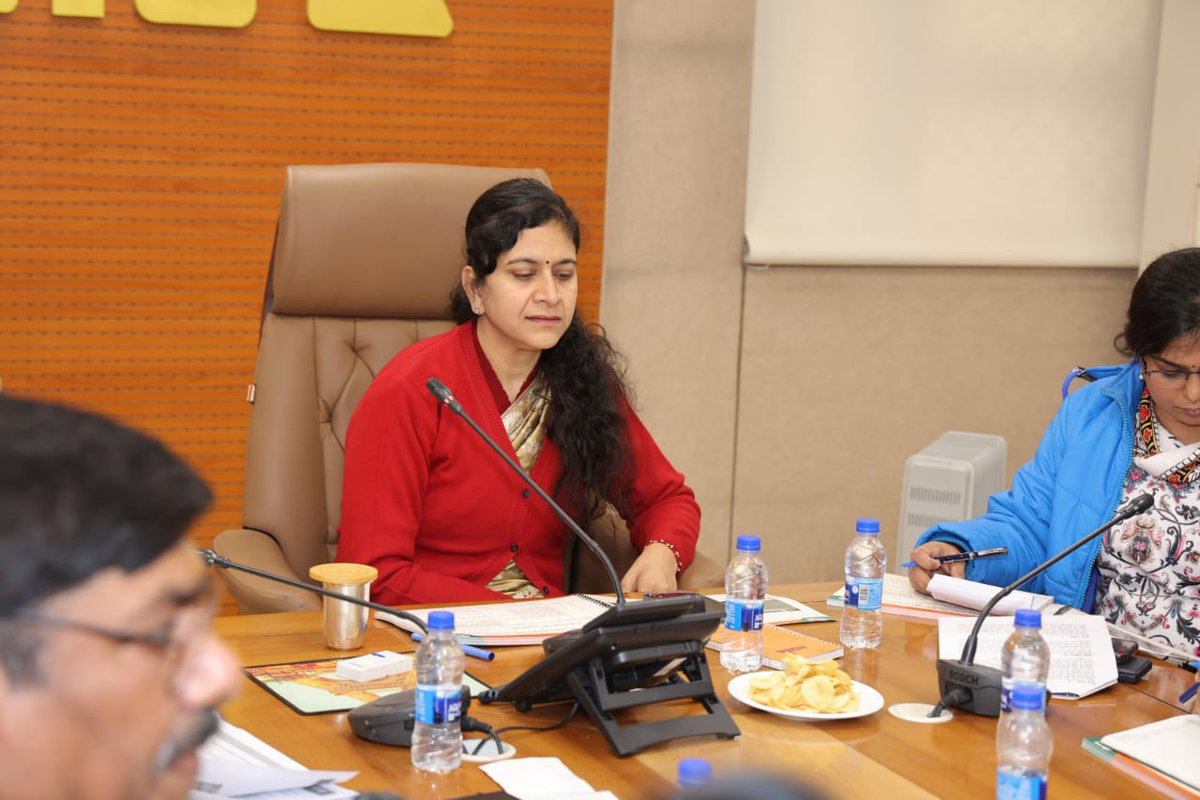 CeoNoida's tweet image. Held a meeting with the office bearers of RWA &amp;amp; DD RWA

Various problems regarding the repair of Parks/Green belts, Sewage treatment, Encroachment &amp;amp; Stray dogs were raised 

Issued directions to officers to address them within a month; Followup review to be held again in March