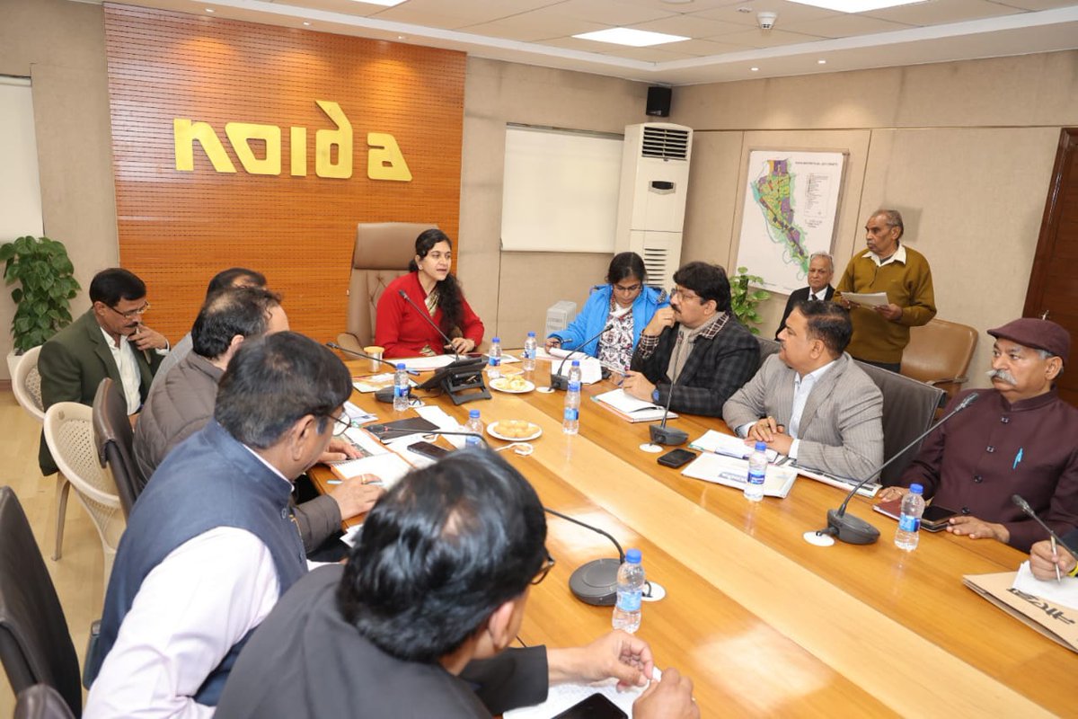 CeoNoida's tweet image. Held a meeting with the office bearers of RWA &amp;amp; DD RWA

Various problems regarding the repair of Parks/Green belts, Sewage treatment, Encroachment &amp;amp; Stray dogs were raised 

Issued directions to officers to address them within a month; Followup review to be held again in March