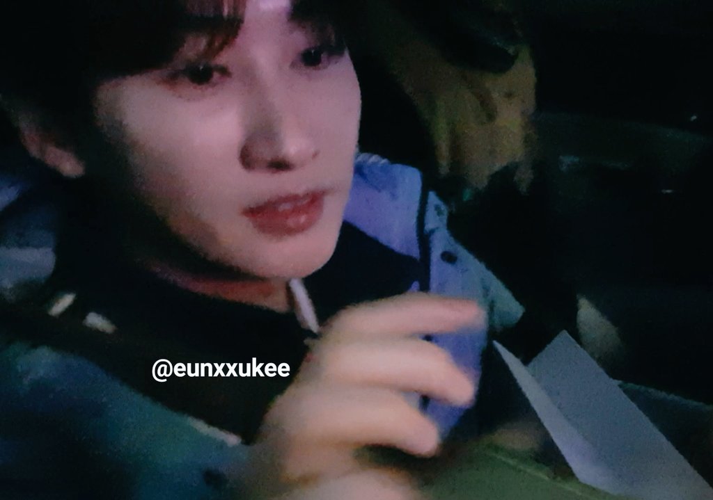 eunxxukee's tweet photo. 230130 주간아이돌 은혁 퇴근 

늦은시간까지 고생 많았어요 💙
조심해서 들어가세요 😆🫶🫶

#은혁 #EUNHYUK #주간아이돌 
@AllRiseSilver https://t.co/lh21N3owOY