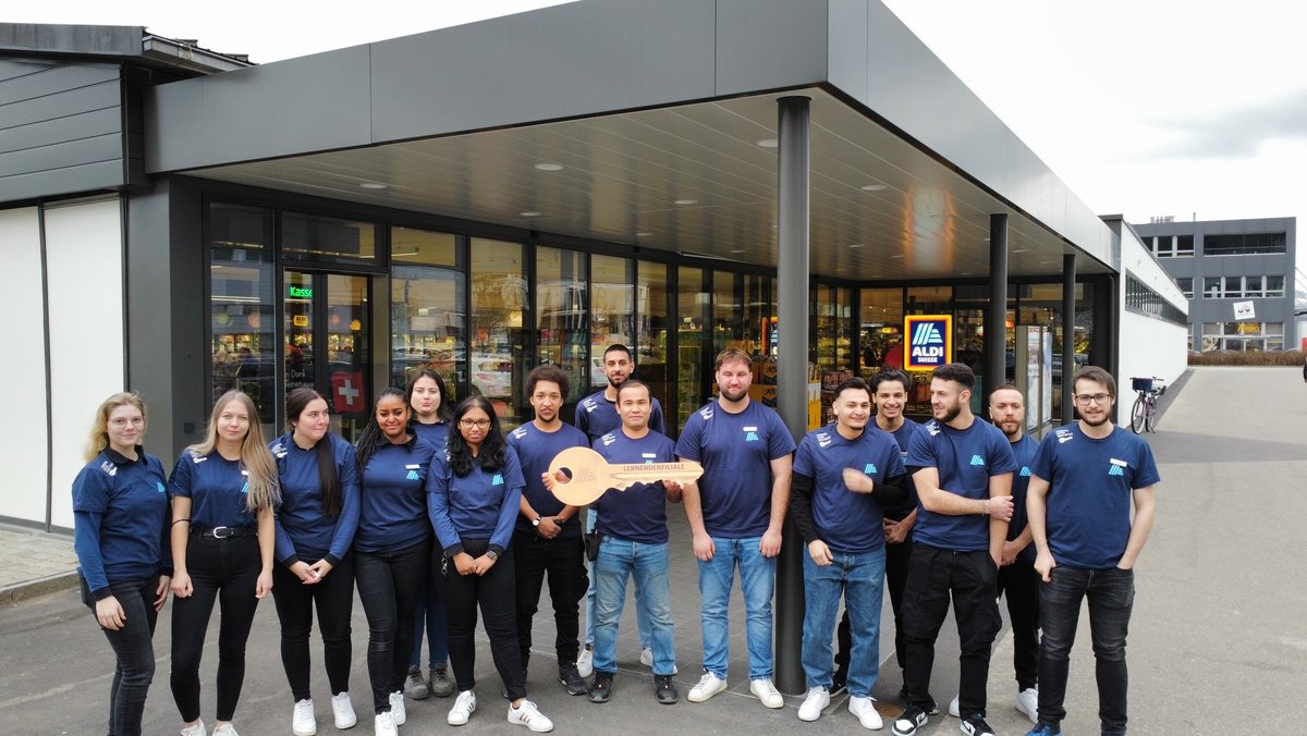 Ab heute nehmen unsere Lernenden das Zepter in die Hand 👑 und leiten während einer Woche eigenständig die ALDI-Filialen in Arbon und Gebenstorf. 💪🏻 Wir wünschen euch viel Erfolg!🍀 Weitere Infos: bit.ly/3WS8PfE und bit.ly/3Y5Mc8H.