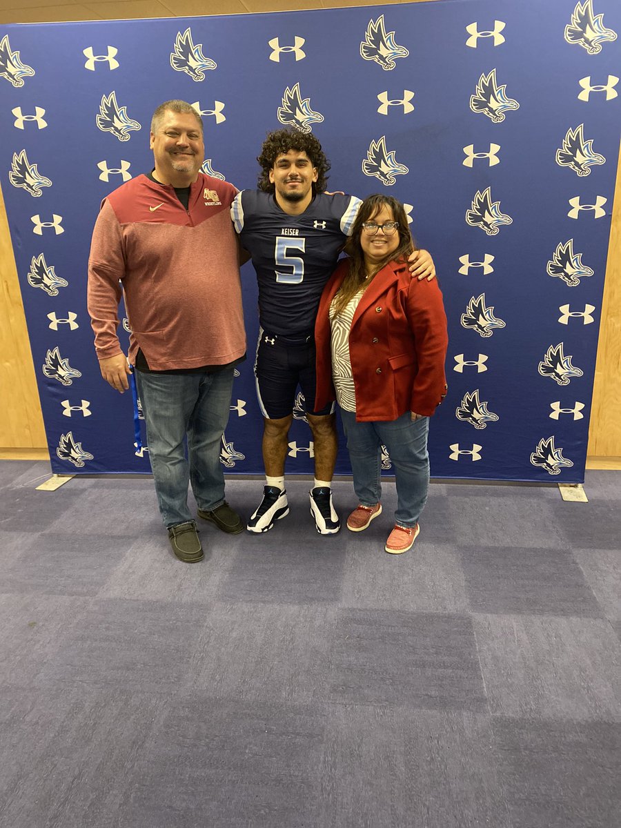 tristanvann7's tweet photo. #AGTG @KeiserFootball @CoachJLord1 @principalRVann @CoachRPringle @charlieb_24 @ingridvann5 COMMITTED 🔵⚪️🦅 https://t.co/7sGxCvsTzn