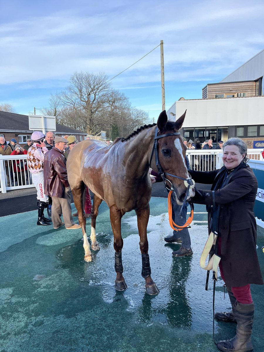 Brilliant performance from 11-year-old Shaw’s Cross to land the <a href="/iepfinancial/">IEP Financial</a> Financial Novices’ Handicap Chase for <a href="/PH_horseracing/">Paul Henderson</a> and <a href="/NickScholfield1/">Nick Scholfield</a> 👏🏻