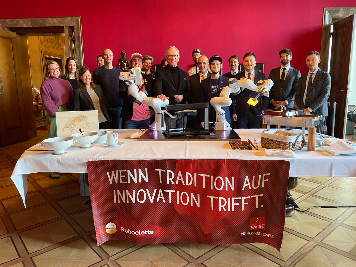 CHBotschaftDE's tweet image. #Raclette zum Mittagessen? Da sagen wir nicht Nein. 😉Der #Roboclette ist ein Meisterstück der Walliser Ingenieurskunst und die weltweit erste vollautomatische Abstreichmaschine für Raclette. Wir danken Nicolas Fontaine und Workshop 4.0 für die grandiose Verköstigung!🧀
