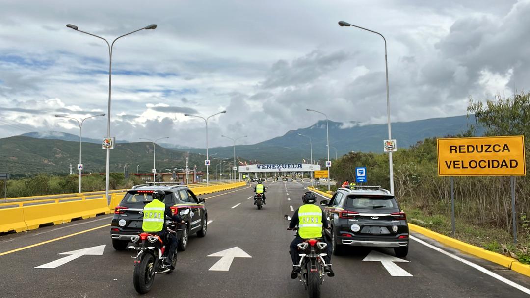 #30Ene | Funcionarios y funcionarias de @pnbvzla se encuentran desplegados en el puente #AtanasioGirardot garantizando la atención integral y la seguridad de los y las transportistas.

#LasSancionesCastiganLaSalud