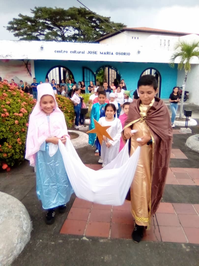 A_CaraccioloPO's tweet photo. Con el fin de seguir rescantando nuestras tradiciones, el Alcalde José Alberto Suárez y el Instituto Municipal de la Cultura realizaron en la Plaza Bolívar y en el Centro Cultural " José María Osorio" la popular paradura del Niño Jesús, tradición arraigada en los estados andinos. https://t.co/xf2oT0TtVr
