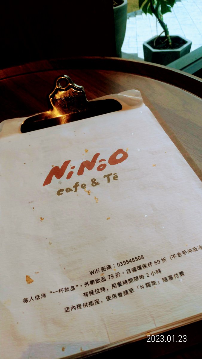 lobeliaW's tweet photo. #台文友善cafe #ninoo
NiNôo cafe ê頭家阿兄bat台文，菜單大綱寫台文，雞nūi糕是宜蘭腔。焦糖ka-pi味芳koh好啉，芋仔泥巴斯克綿綿綿，店內環境真放鬆，足濟古錐ê家具。 https://t.co/LfO9PJ2IOW