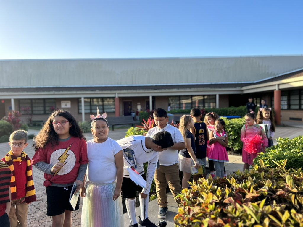 swosinly's tweet photo. Book character parade@gtetoucans https://t.co/ZCY74IH8qx