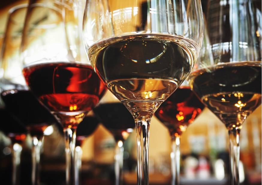 DorecaItalia's tweet photo. 🍷🍷Come sopravvivere alle conversazioni ricche di luoghi comuni sul vino con un certo stile! 😉 
Scopri i consigli di #Doreca. 
#unmondodabere #vino
https://t.co/nj7e3TJt0U https://t.co/Qn1dNmgLer