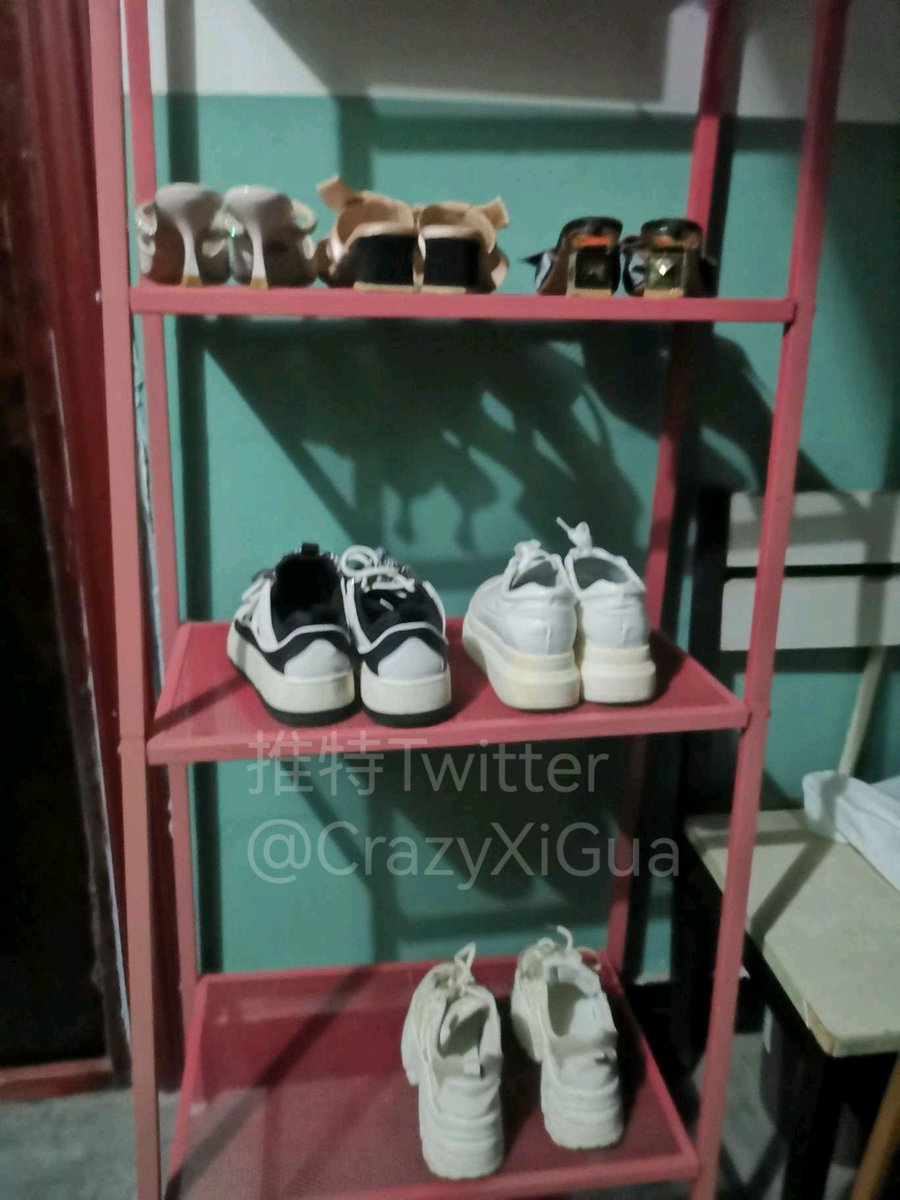 又来到夜店小姐姐家门口回访，人已经回来了，屋子里还有说话的声音，不敢太放肆，只能拍了下门口的鞋，第二张图老爹鞋里面香香的，争取下次玩个现脱！#扫楼 #打胶 #射鞋 https://t.co/TSFqDcJBxp