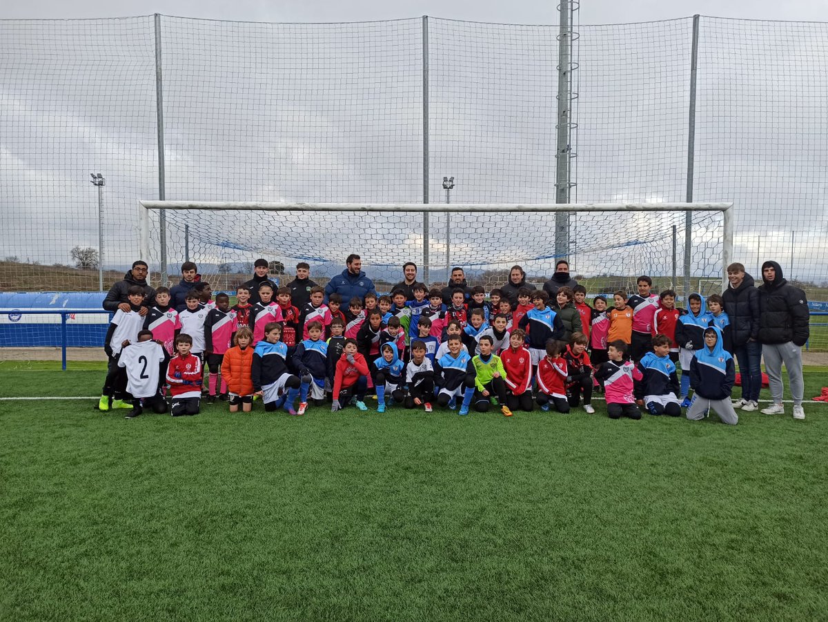 FundacionBKNDA's tweet photo. 👏 Este domingo tuvimos otra bonita jornada de "CONOCE IBAIA". Los peques de Marianistas, Corazonistas, San Ignacio y Lakua Arriaga, pudieron conocer todas las instalaciones de Ibaia y jugar un cuadrangular entre los 4 equipos. ¡Se lo pasaron genial !! 😀😀 https://t.co/UKWviypyCI