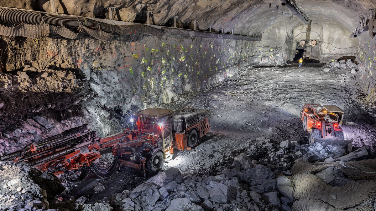 Nigel_Lockyer's tweet image. This enormous neutrino detector cavern a mile underground in Lead South Dakota just keeps getting bigger. Keep digging. Thanks to Matt Kapust from SDSTA for this photo.
