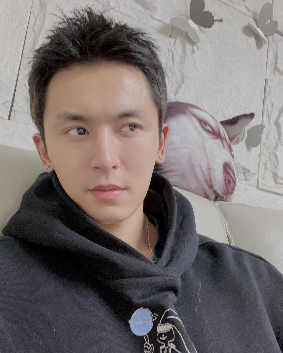 time_t0_refresh's tweet photo. 猫：友善眼神交流中
猫弟：亲情赞助猫毛出镜

😂🤣 #张哲瀚 #張哲瀚
#ZhangZhehan #EHZZ https://t.co/aCX6zTsaHU