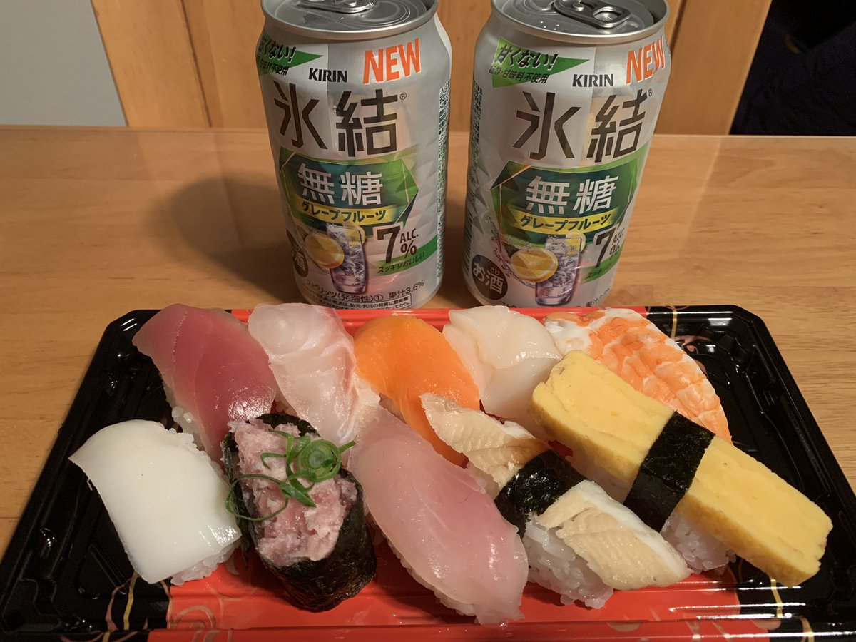 今宵はお寿司で無糖のヤツ頂きます🍣🍺👍 今回も半額シールに心奪われましたw しかも最後の一つでした！ もう その時点で買わないという選択肢は有りませんよね😎 ま〜 簡単に言えば サボりですけど😅 それでは皆様カンパーイ🍻🤣