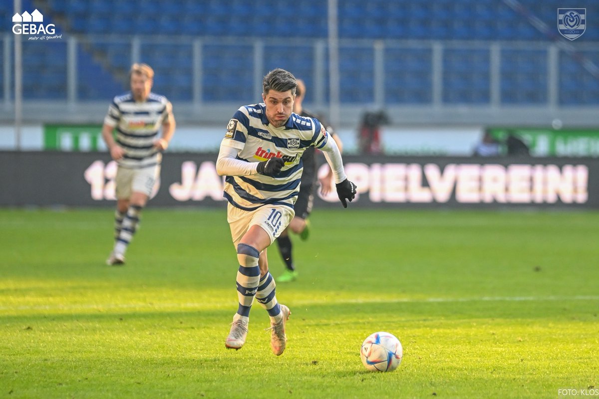 az_msv's tweet image. Kapitan son oyunda bu mövsüm 5-ci qoluna imza atır və klubun bombardiri olmağa davam edir. Stoppelkamp həm də 3-cü liqada 3 ən məhsular futbolçudan biridir: 5 qol + 10 pass = 15 bal.

Osnabrück oyununun qısa icmalı:
youtu.be/iUNUkkDp4tk

#nurderMSV #StoppelKing #MSVOSN #3Liga